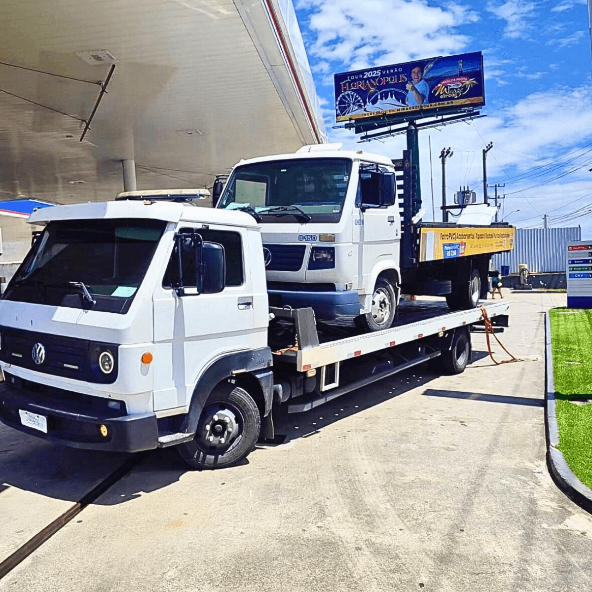 Guincho para utilitários pesados transportando caminhão leve Volkswagen na região de Palhoça.