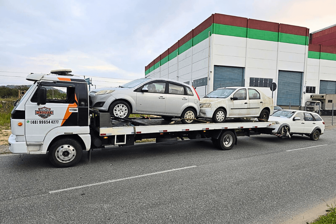 Reboque de múltiplos veículos leves em caminhão plataforma atendendo São José e Palhoça.