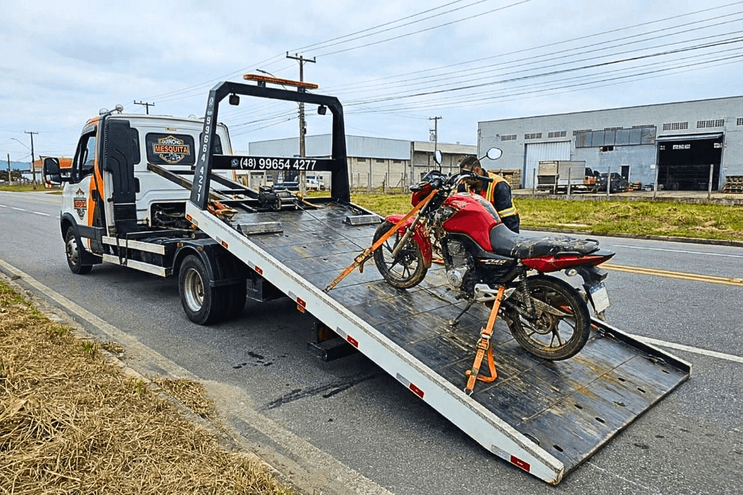 Resgate e transporte de motocicleta com amarração especial e cintas de segurança em guincho plataforma.