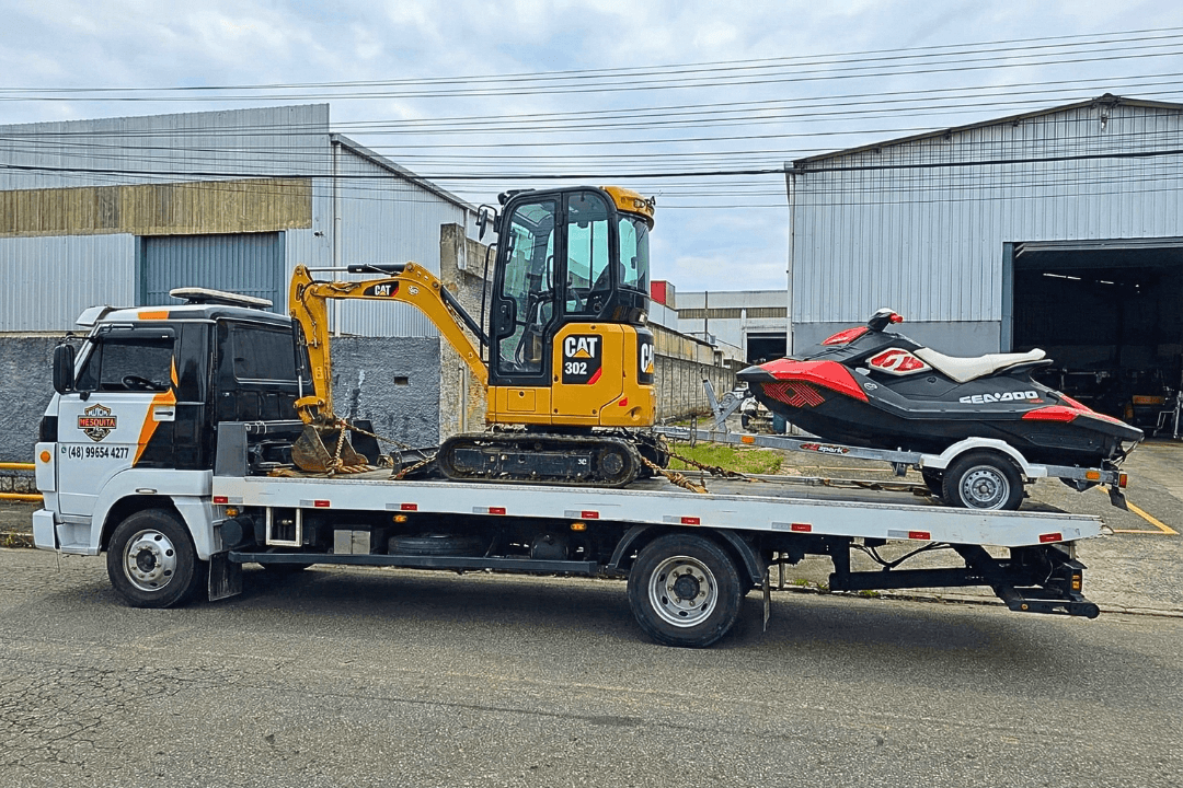 Transporte especializado de mini escavadeira bobcat e equipamentos náuticos em Palhoça e litoral.