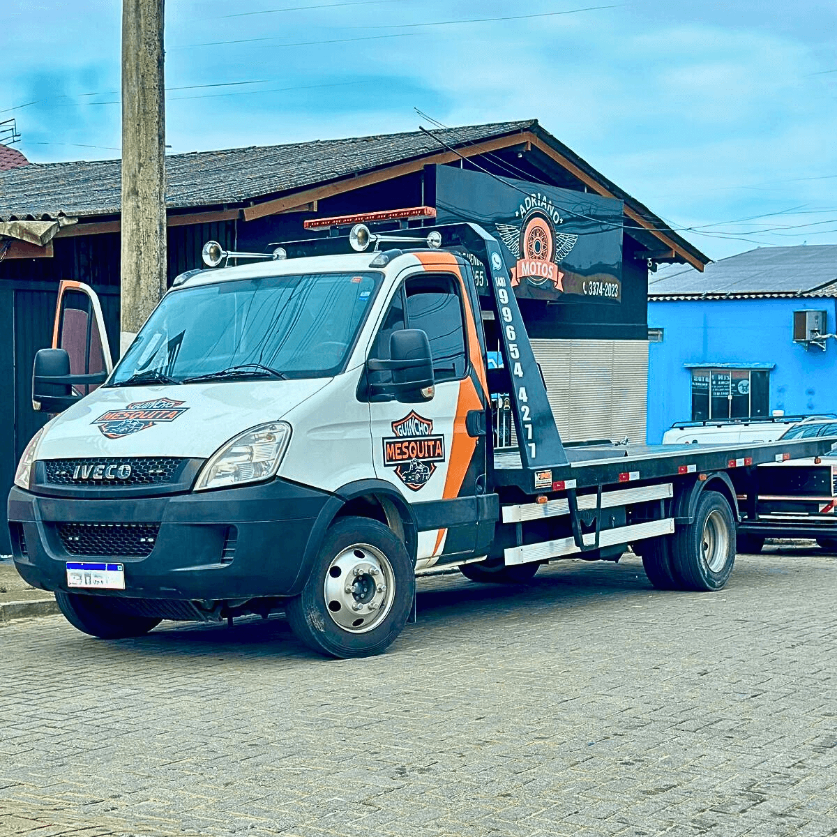 Caminhão guincho plataforma Iveco adesivado com a marca Guincho Mesquita pronto para atendimento em Palhoça.